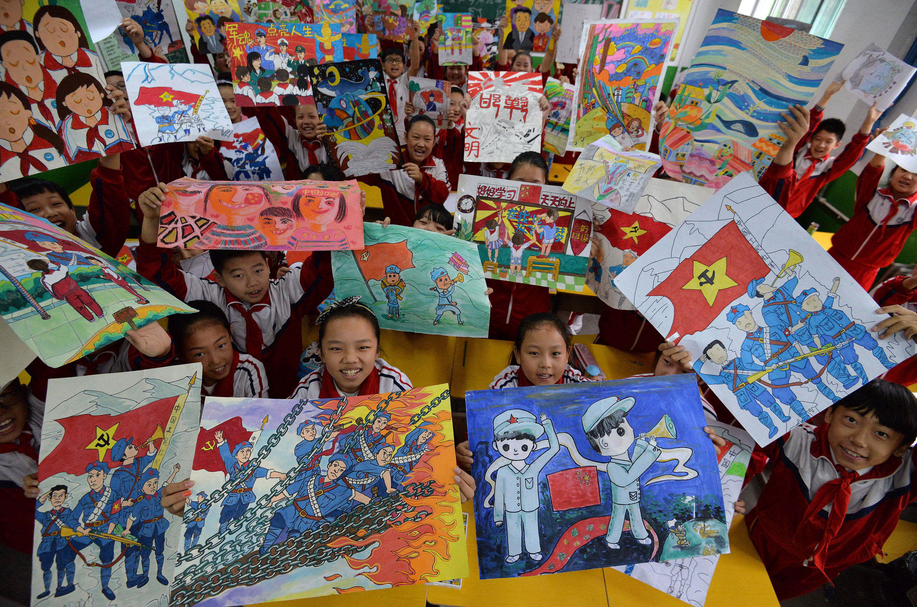 邯郸市复兴区箭岭路学校学生在课堂上展示"我心中的长征"为主题的画作