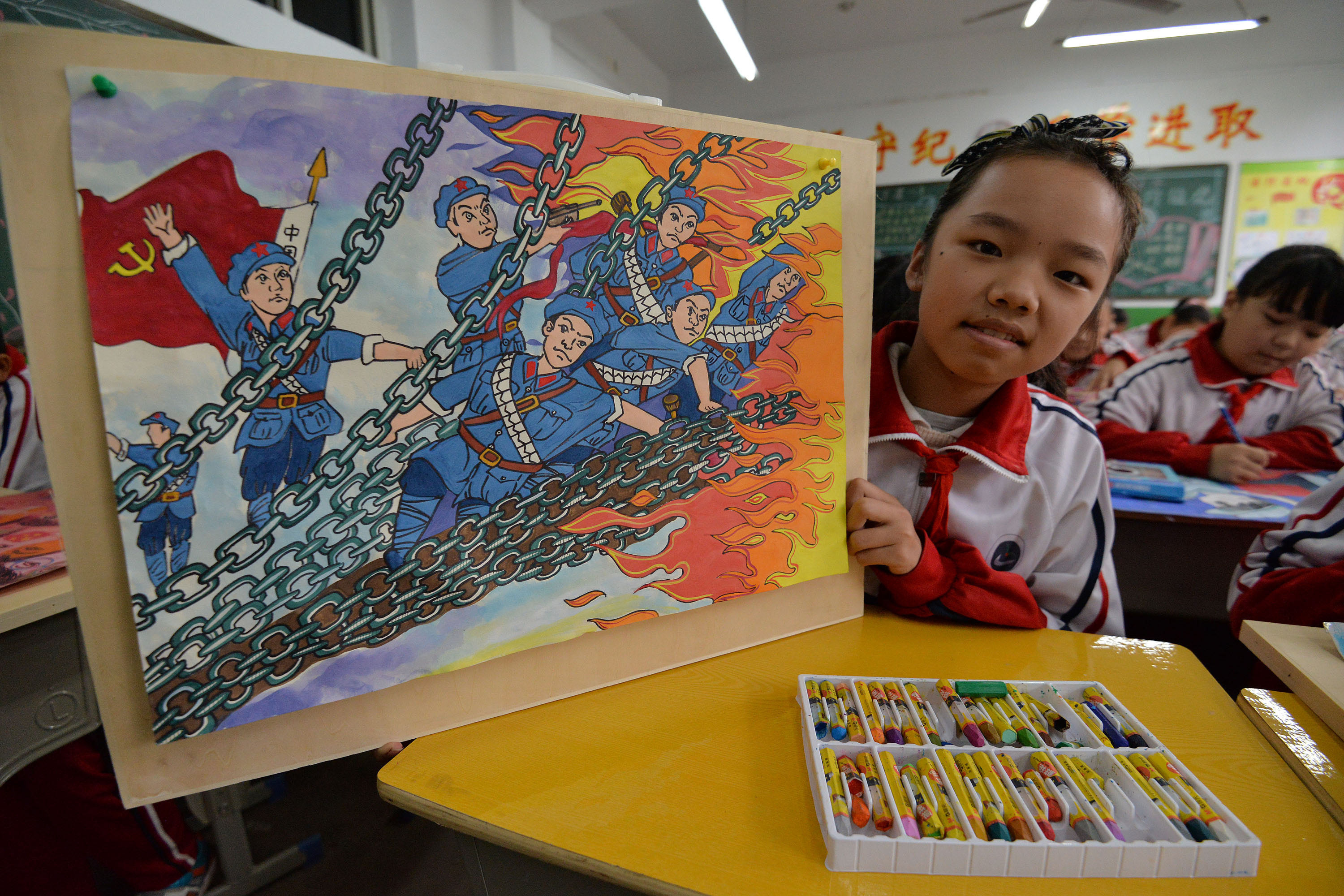 省邯郸市复兴区箭岭路学校学生在课堂上以"我心中的长征"为主题画画
