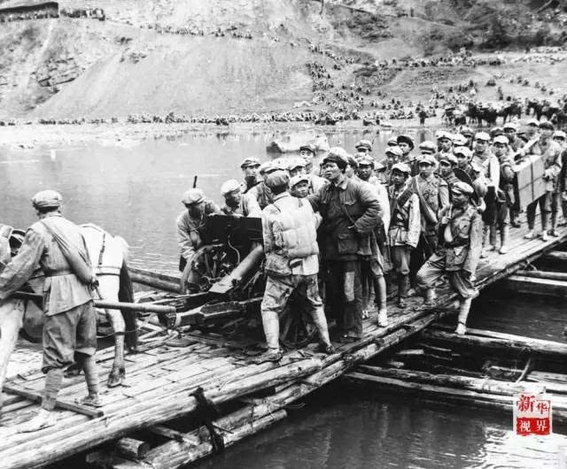 红军一渡赤水河时,毛主席命令将阻路的大炮沉到河里去,轻装前进(剧照)