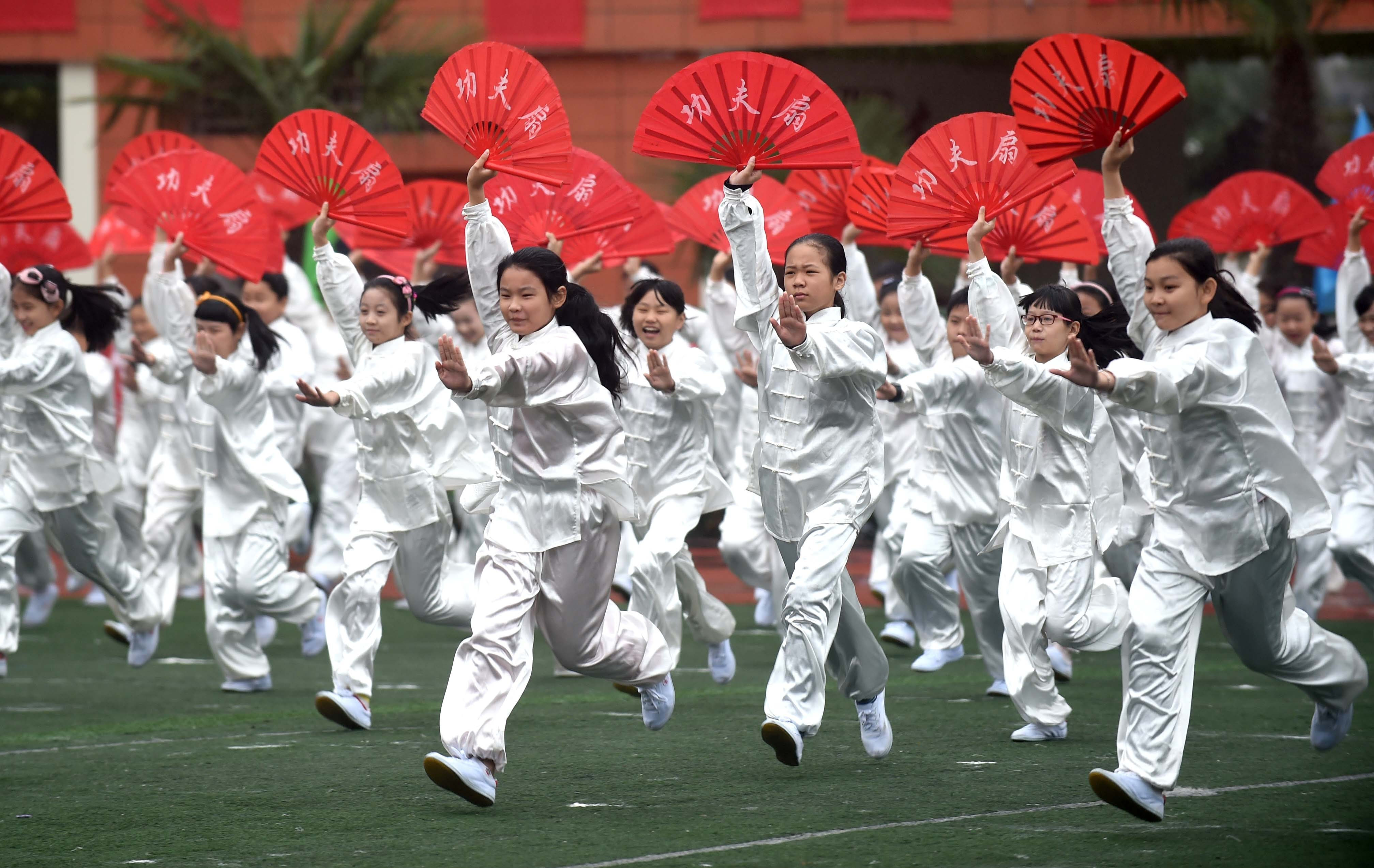 选手们在合肥市瑶海区首届全民运动会开幕式上进行太极扇表演