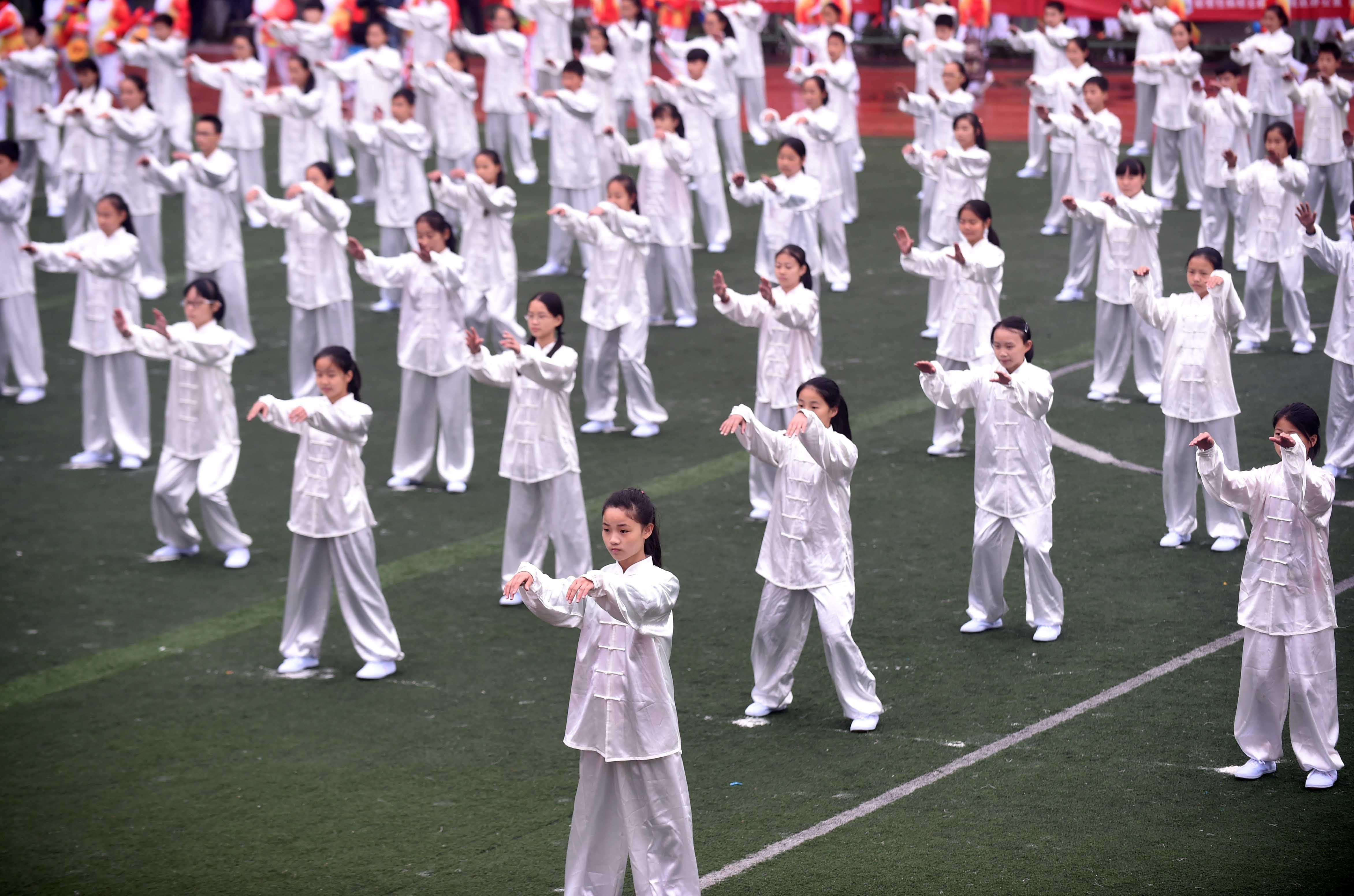 10月23日,选手们在合肥市瑶海区首届运动会开幕式上进行太极拳表演.