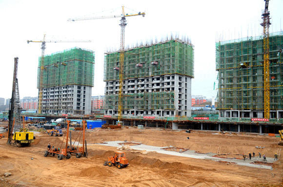 10月22日,王家岭生活区及培训中心建设项目工地一派忙碌的施工场景.