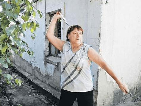 俄罗斯大妈神似默克尔 掷得一手好飞刀_搜狐其它_搜狐网