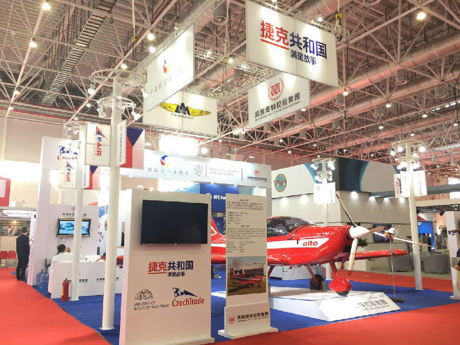 捷克工贸部副部长抵珠海航展 宣传捷克通用航