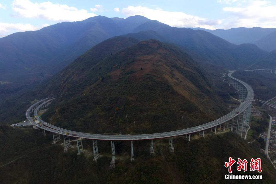 航拍国内首座高速双螺旋隧道 犹如巨型"过山车"