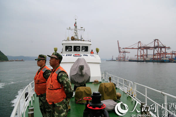 海警二支队某舰在防城港港口海域巡逻