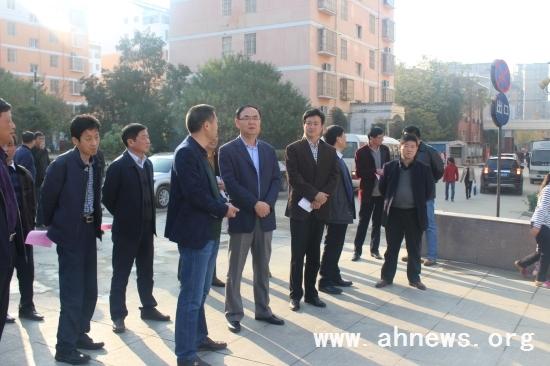 六安市市长毕小彬来平桥乡督查老旧小区改造工程
