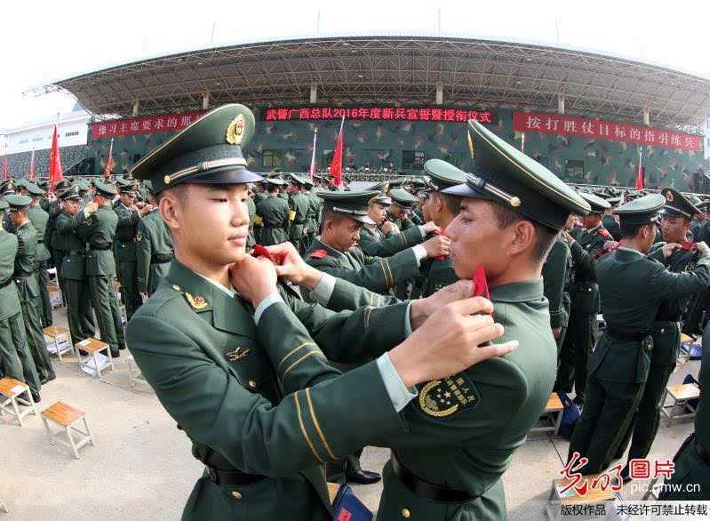 当日,武警广西总队新训团千余新兵经过两个多月严格训练,基本完成了从