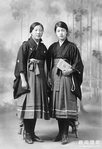 ▼更早之前,日本还没引入水手服时的女生制服.