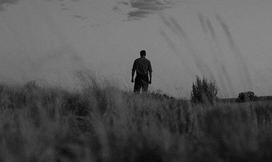 镜头记录了荒原中罗根的背影,黑白照片尽显迟暮英雄的孤独与苍凉