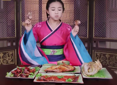 今天下午,事件女主角张含韵发微博晒出一张她在《兰陵王妃》中大吃特