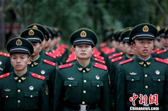 武警浙江总队2000多名新战士被授予列兵警衔