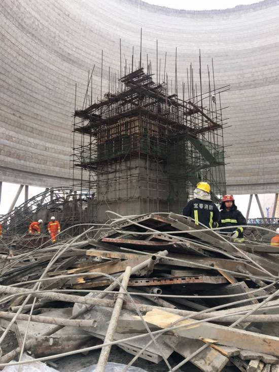 11月24日,江西省丰城电厂三期在建冷却塔施工平台发生倒塌事故.