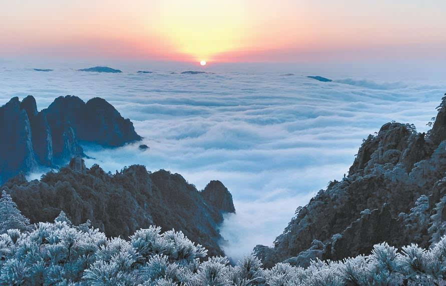 其它 正文  11月24日,众多游客来到黄山风景区狮子峰上观看雪后云海