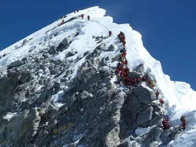 这里被称为希拉里台阶(hillary step)以与美国国务卿同名的登山者的