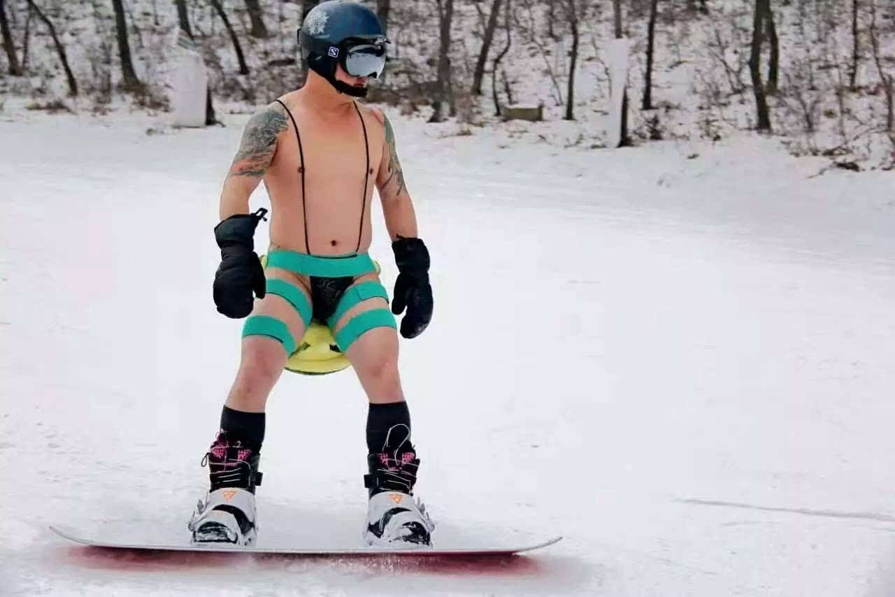 血脉偾张!大冷天,长春比基尼美女上演“光猪滑”!满屏春色拦不住…