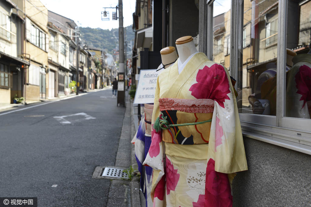 在日本京都,清水寺前不远的街道上,坐落着几家不大的和服店,每天都会