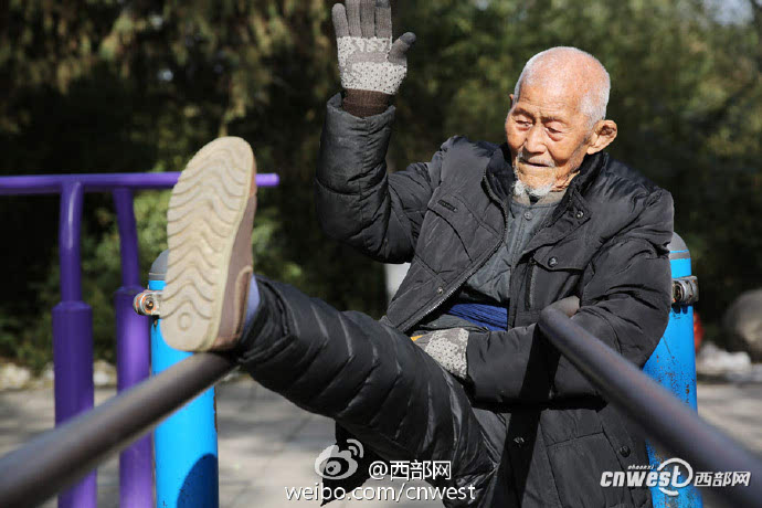 西安101岁大爷公园里跑步玩单双杠