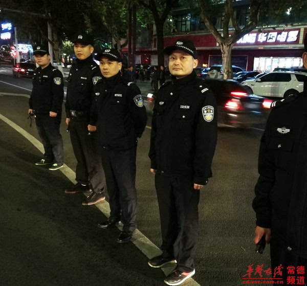 武陵公安处警防控二大队出动齐设卡 寒夜盘查保安宁