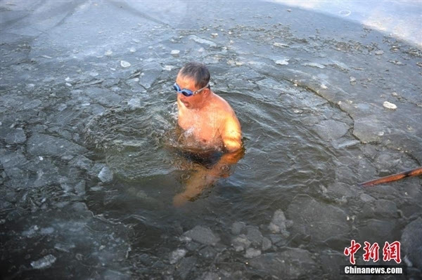 29日,在长春南湖公园,几位老人冒着零下10度的严寒,在雪地中赤膊锻炼