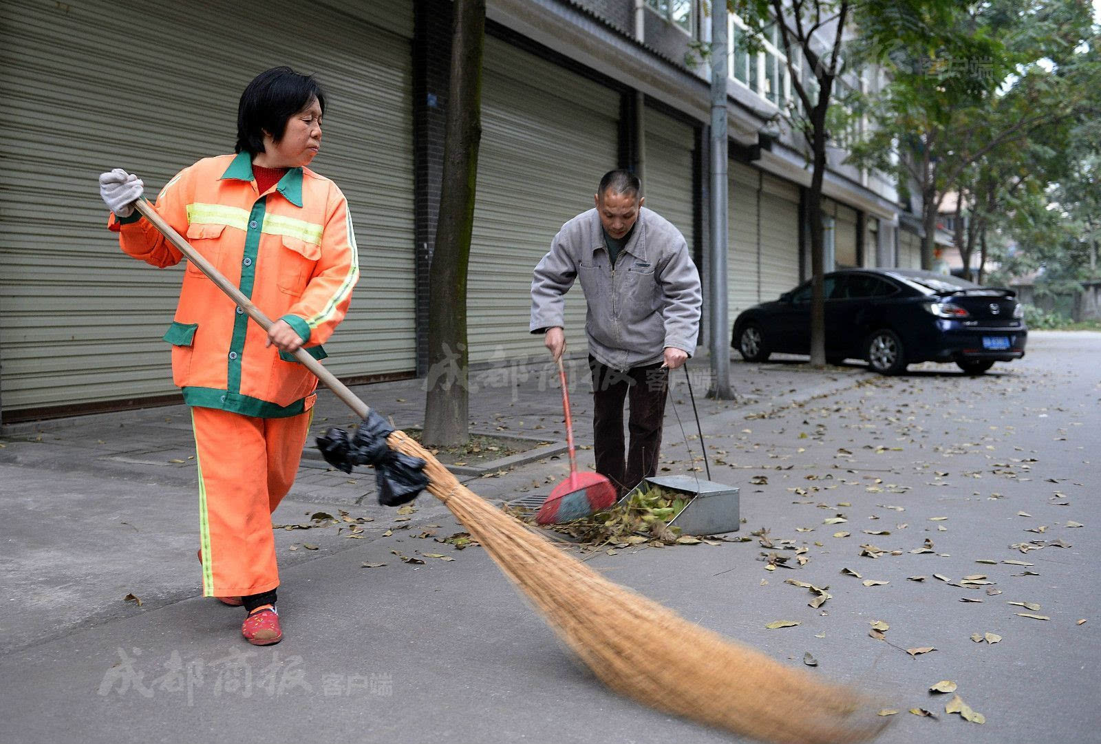 都江堰51岁环卫工带着脑瘫丈夫扫马路 相濡以沫近十年