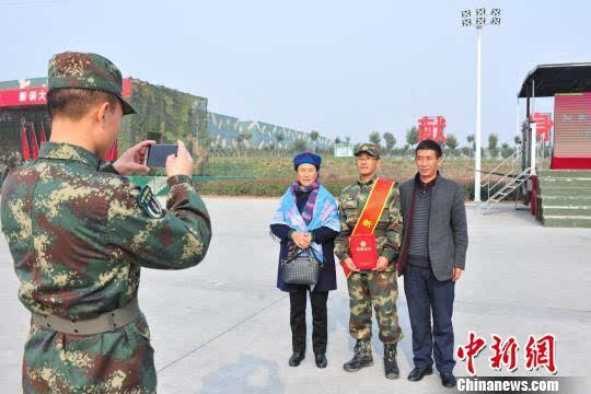 而在火箭军驻洛阳某部,一批新训标兵亲属在部队的邀请下,走进了往日