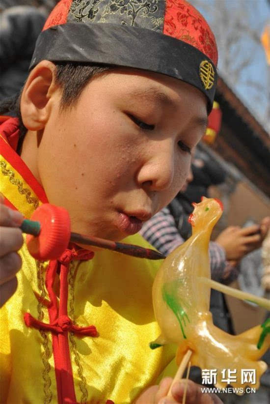 (4)12月3日,河北省肃宁县西泊庄村糖人艺术团的艺人在保定太行水镇