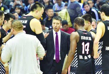 12月4日,辽宁男篮主教练郭士强(左二)在指导球员.新华社供片