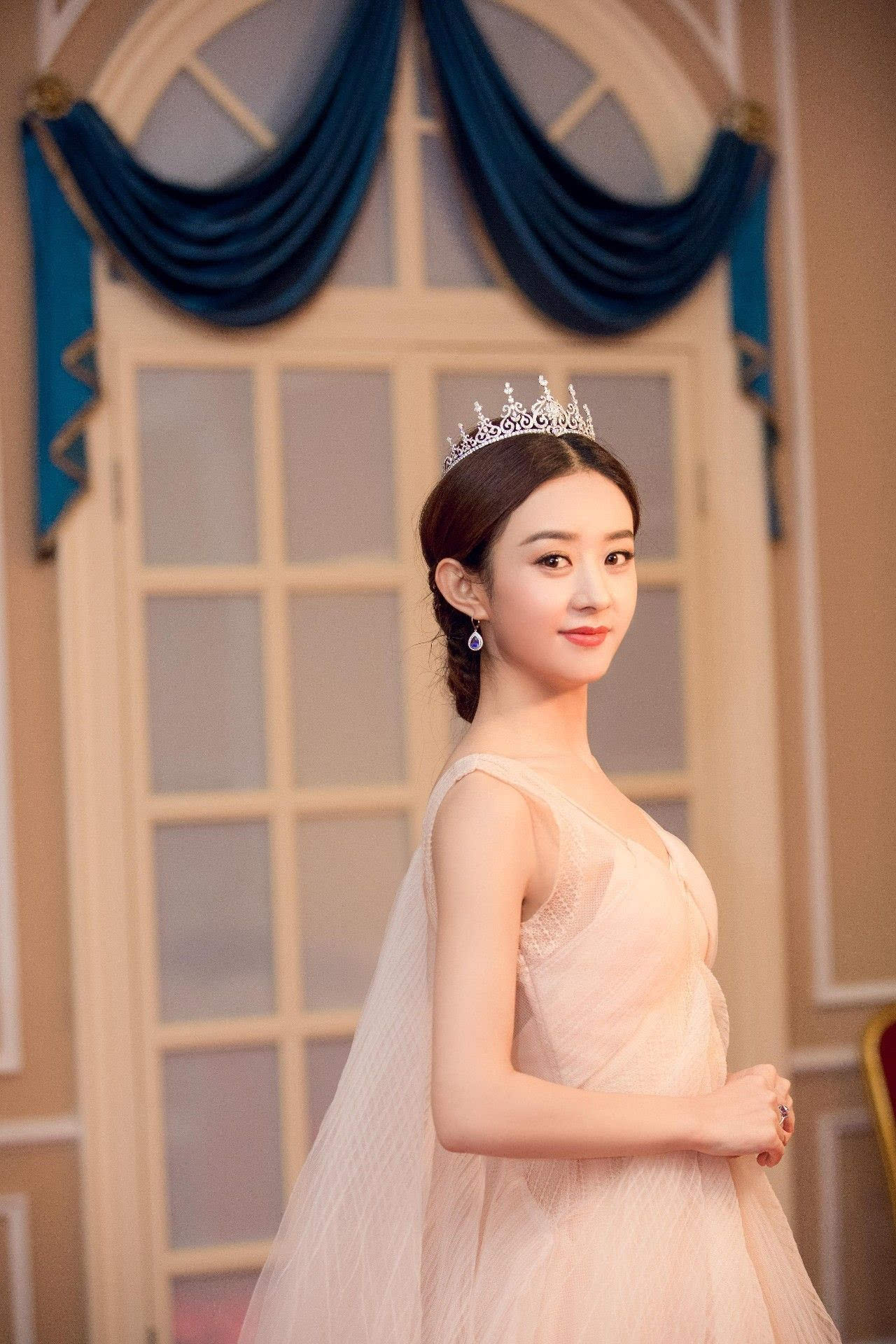 赵丽颖身着明蓝色公主蛋糕裙 将角色深入服装造型！