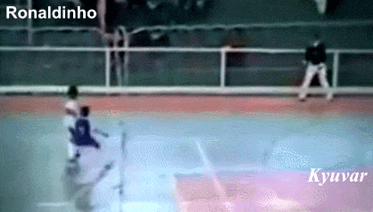 从小就那么快乐  巴西球员的童年时代大多是在街头,室内足球场或