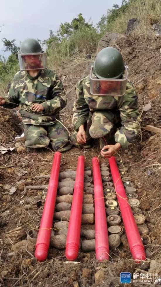 和死神共舞!实拍扫雷兵拆除生锈地雷