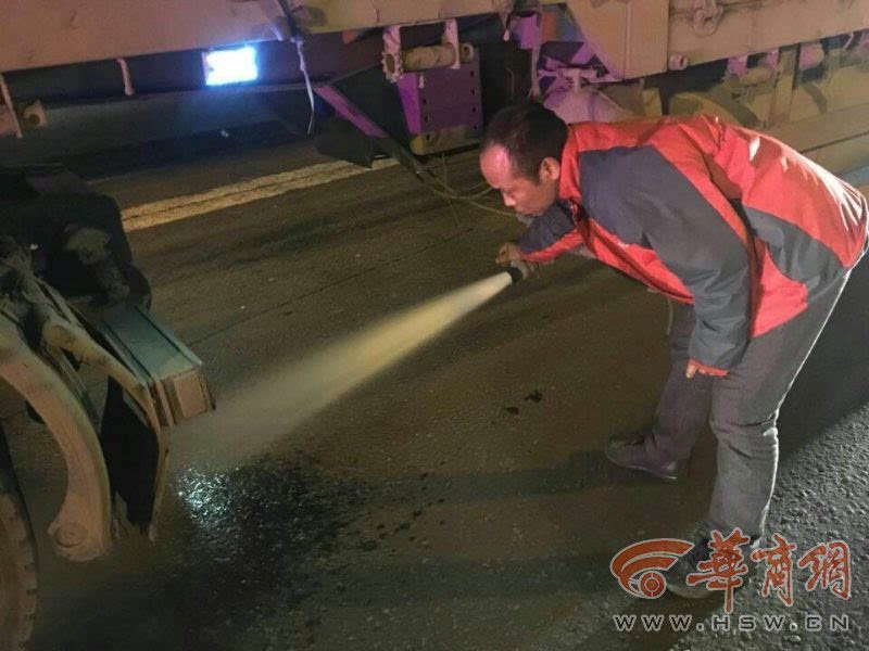 水浇刹车易致路面结冰 咸阳高速交警给货车强制"放水"