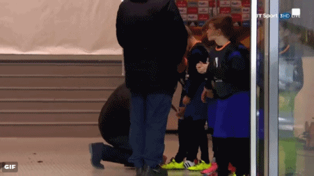 发生在随后,摄像机无意间记录到了穆帅在通道里给小球童签名的情景