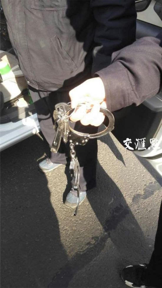 女子口缠胶带手脚被捆 挣扎着跳车被男子往死里摁