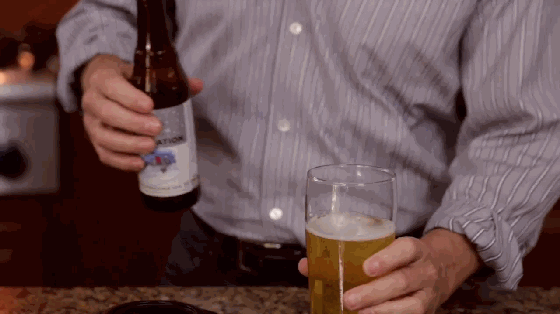 然后,一杯气泡满满,足以把你打扮成圣诞老人的啤酒就诞生了,喝一口,太