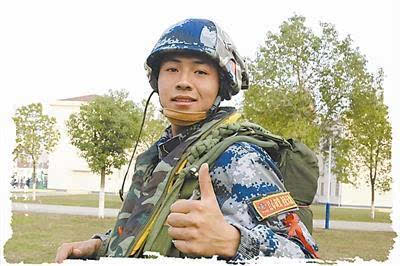 姚浏 空降兵某部"黄麻起义红三连"战士,新训期就参加了示范跳伞.