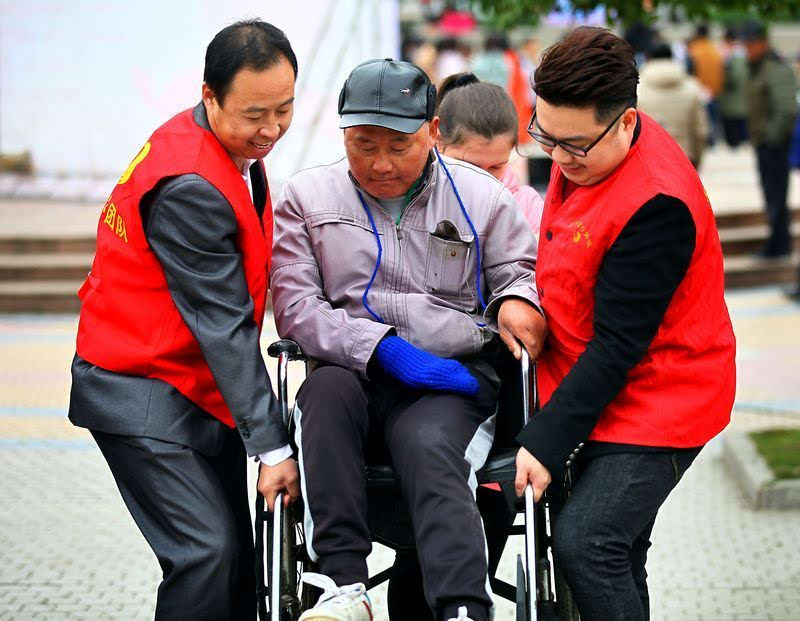 志华爱心团队志愿者帮助行动不便老人 图片来源:芜湖文明网