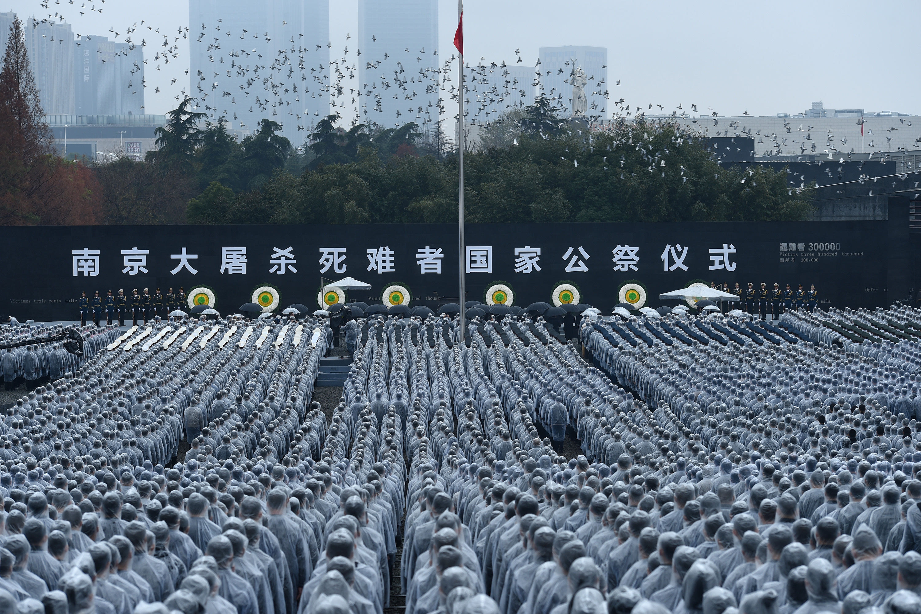 这是12月13日拍摄的南京大屠杀死难者国家公祭仪式现场.