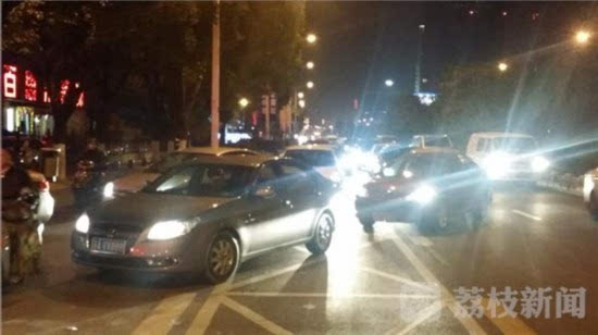 南京:油价涨得狠!车主连夜排队加油