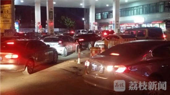 南京:油价涨得狠!车主连夜排队加油