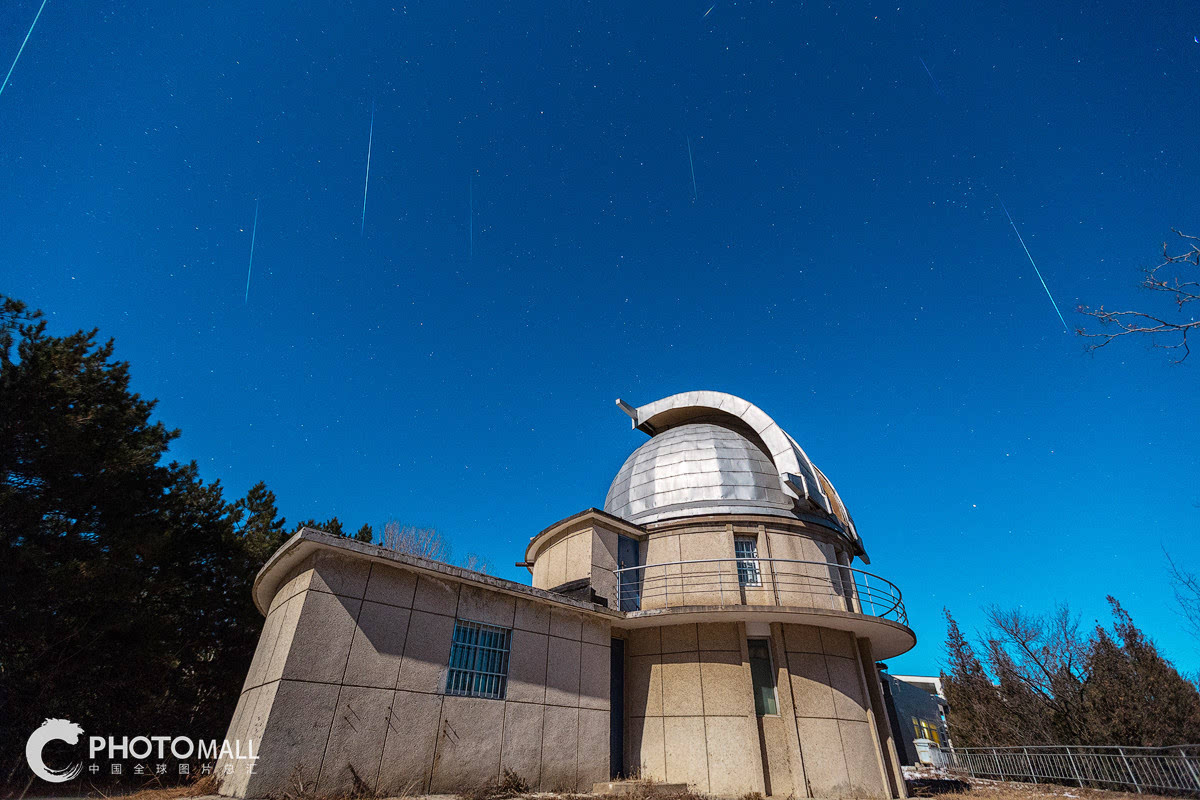 12月14日,一颗流星划过河北国家天文台兴隆观测站的夜空.