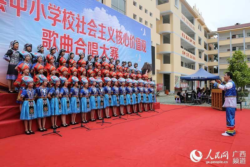大新县举行中小学校社会主义核心价值观歌曲合