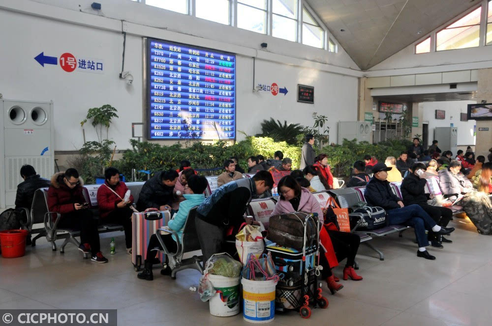 12月15日,旅客在河北邢台火车站候车室等待乘车.cicphoto/黄涛 摄