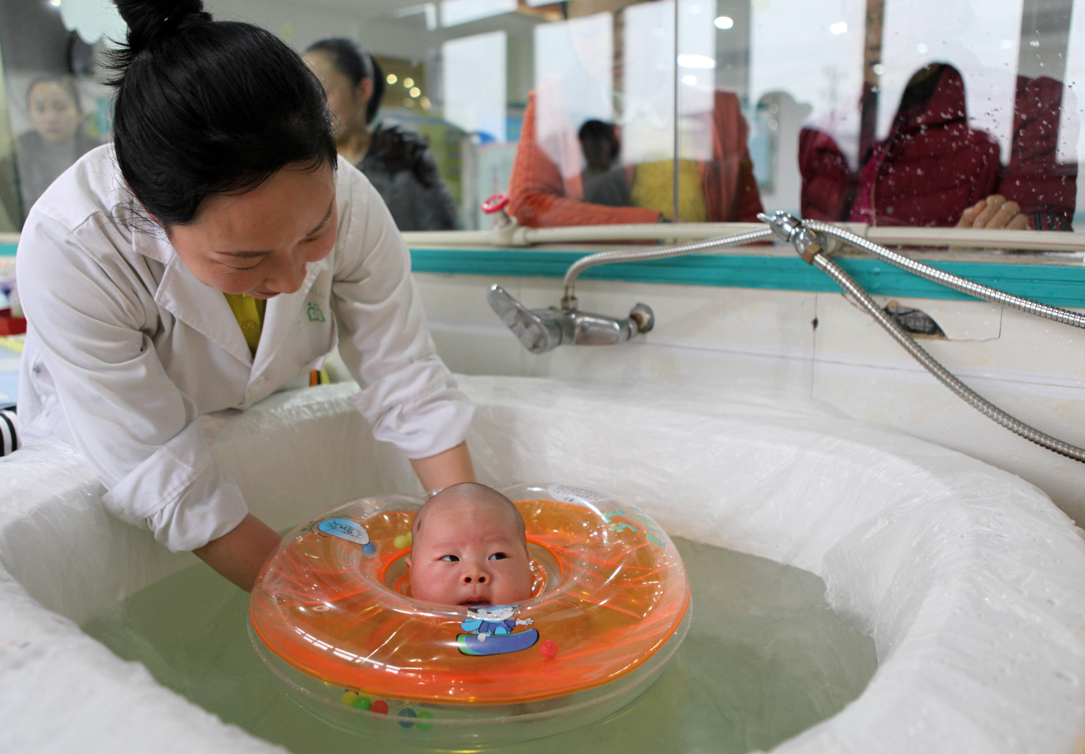重庆永川:镇街卫生院开设婴儿游泳抚触项目