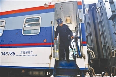 检修即将投入春运的syz25b双层列车 摄影记者 王红强