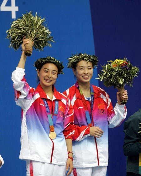 2004年雅典奥运会上,郭晶晶吴敏霞夺得女子双人三米板奥运金牌.