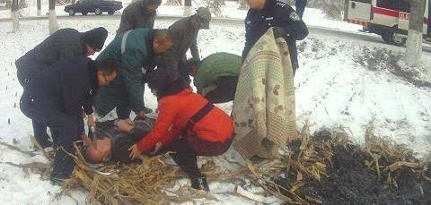 男子醉酒在雪地中睡着 双手被冻伤急需截肢