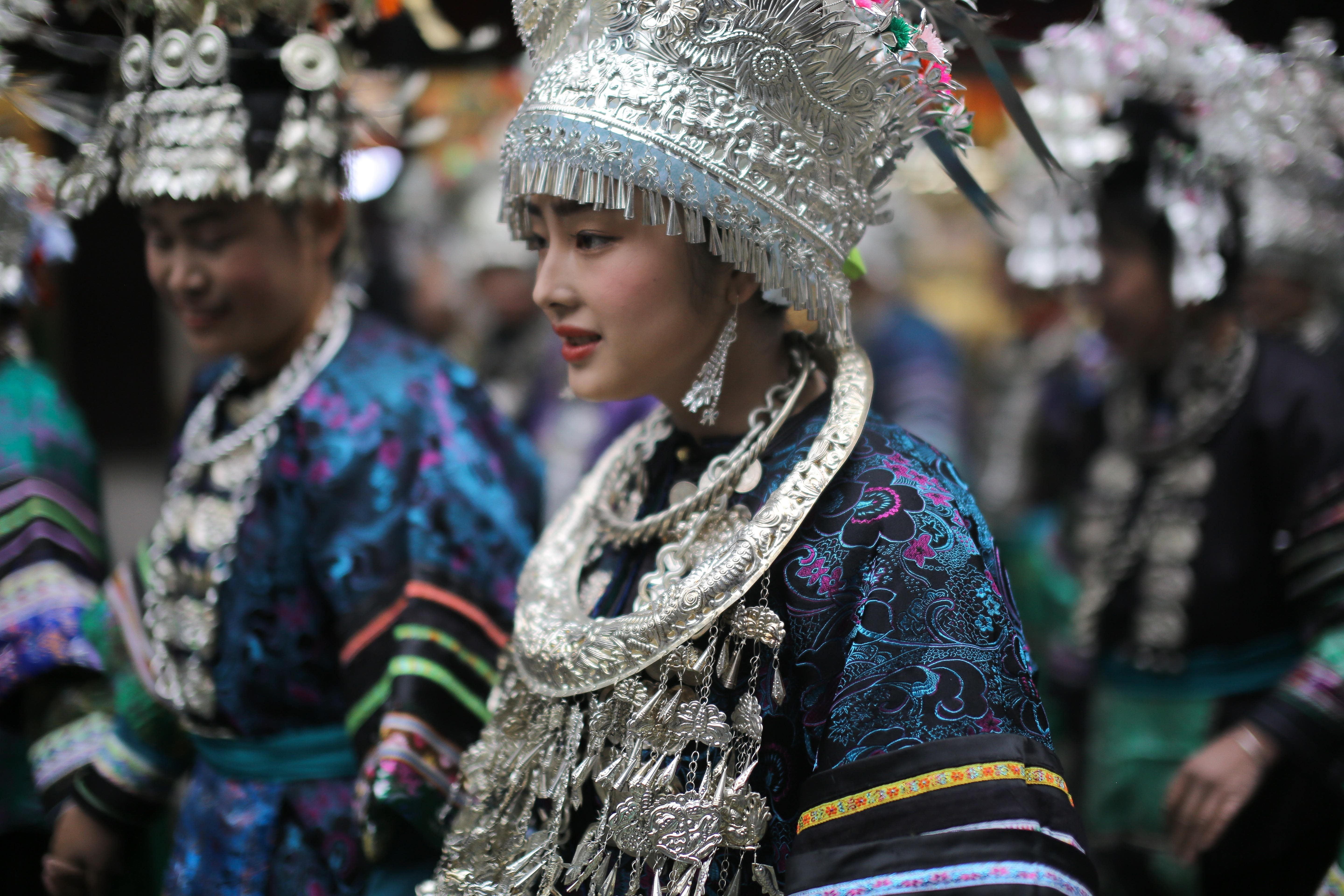 12月18日,在贵州省榕江县侗族萨玛节上,少数民族同胞身着民族服饰走在
