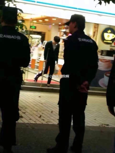 网传风波，向佐上海街头男扮女装遭遇保安驱赶事件