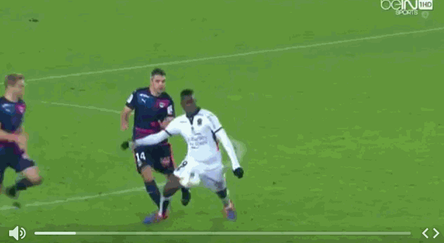 gif-巴神恶意报复踢人染红 离场冲镜头叨叨啥呢